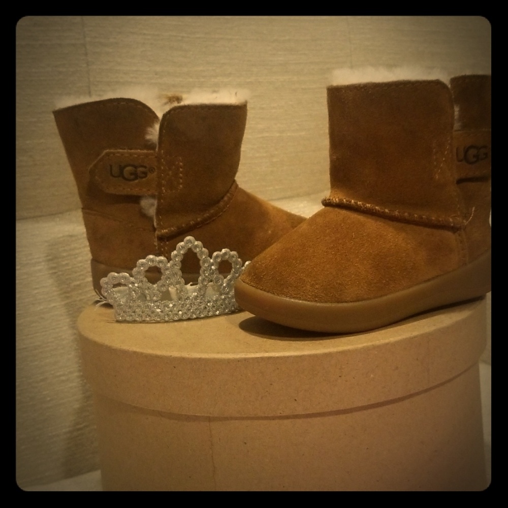 uggs  2/3